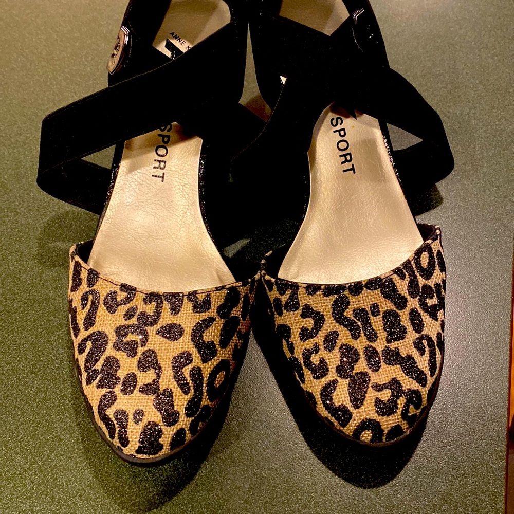Worn only a few times. Great condition. Super cute and comfortable.